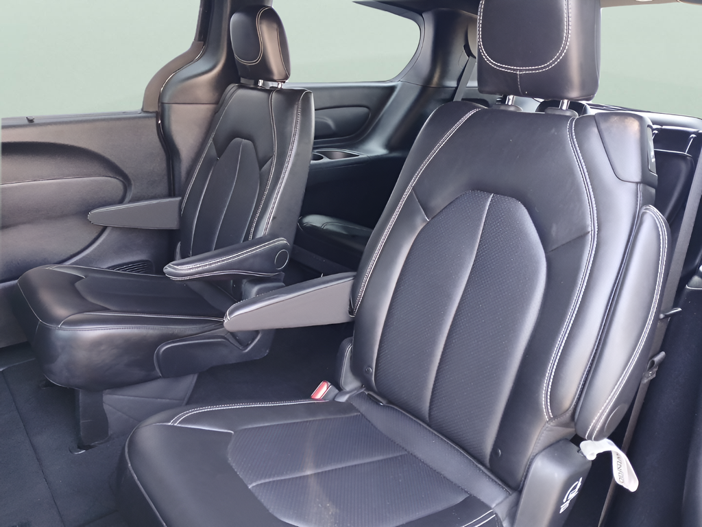Used 2025 Black Chrysler Select image 27