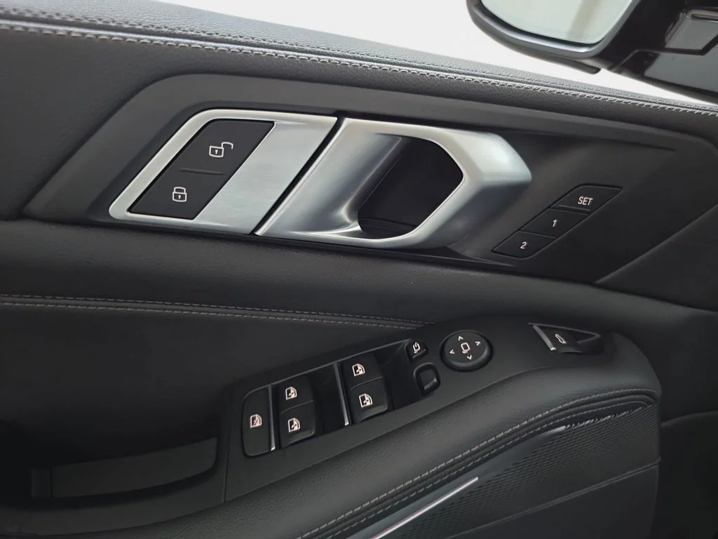Used 2020 Black Sapphire Metallic BMW xDrive40i image 29
