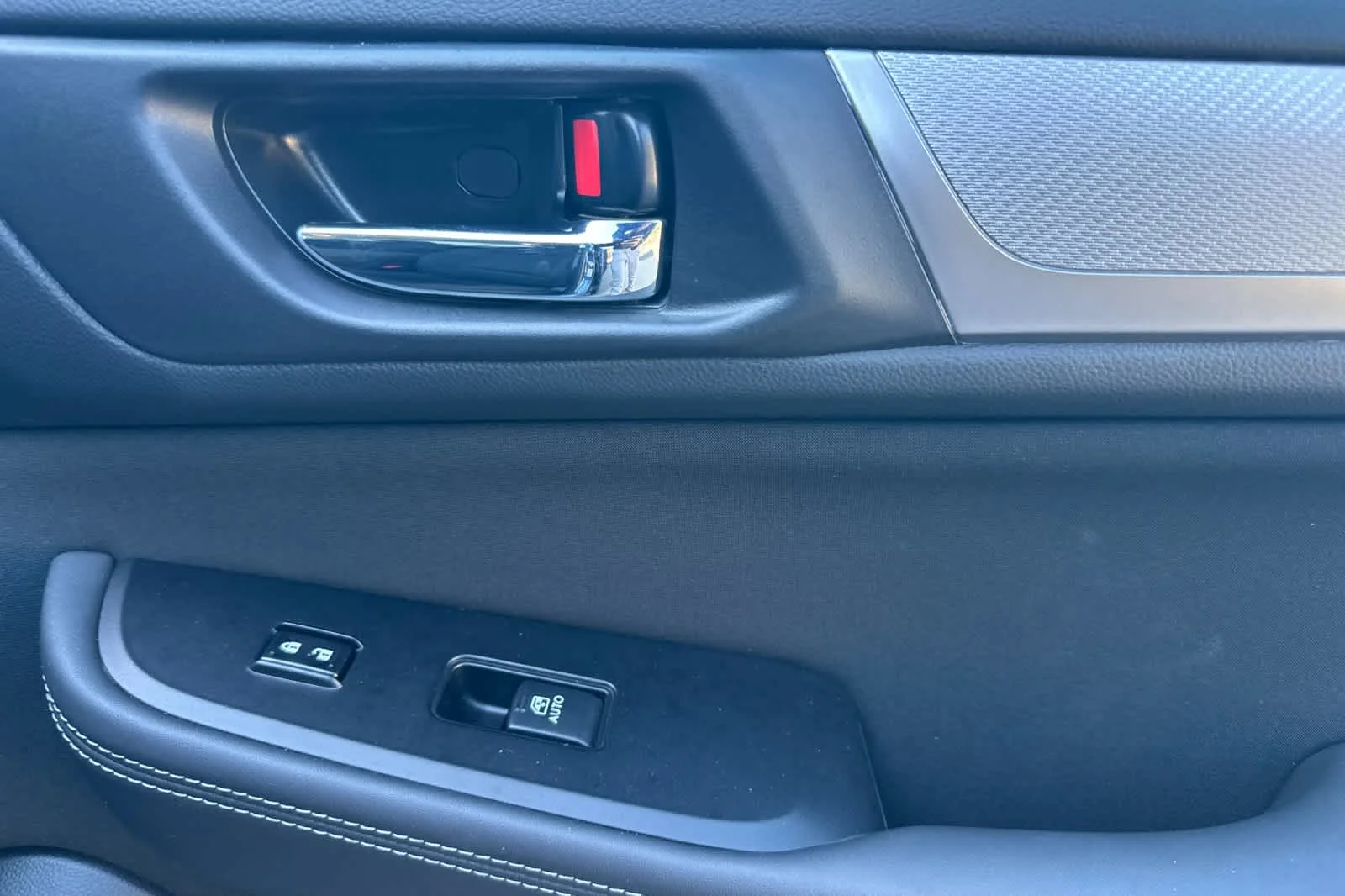 Used 2018 Twilight Blue Metallic Subaru Premium image 17