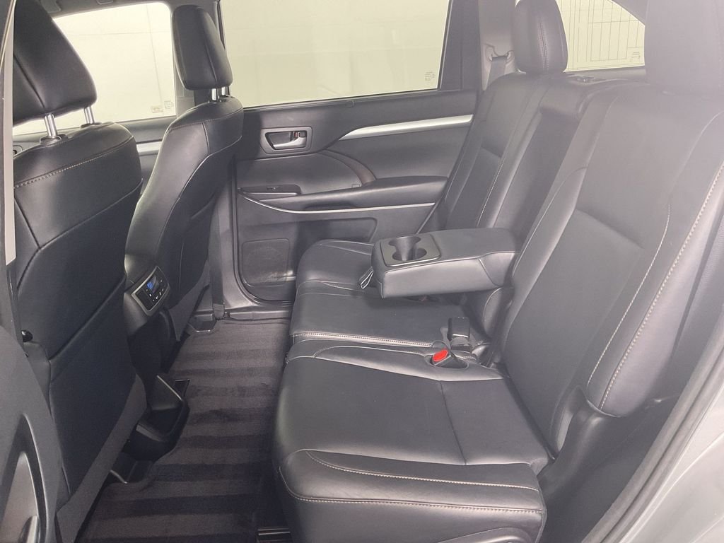 Used 2017 Silver Toyota XLE image 25