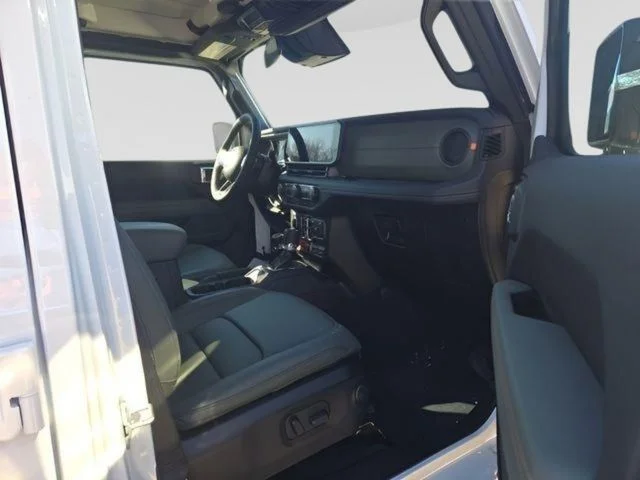 New 2026 Bright White Clear-Coat Exterior Paint Jeep Mojave image 20