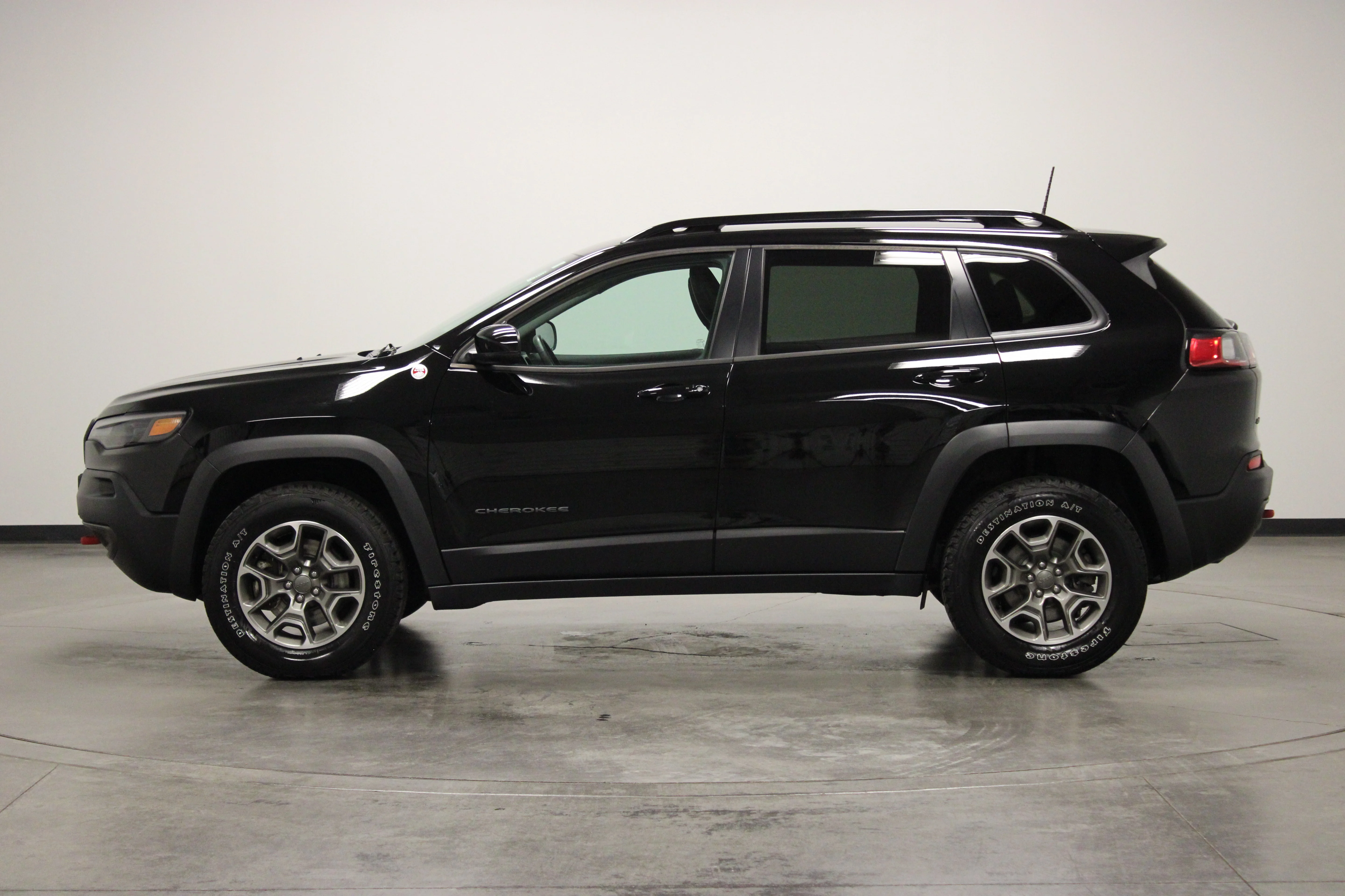 Used 2022 Diamond Black Crystal Pearlcoat Jeep Trailhawk image 5