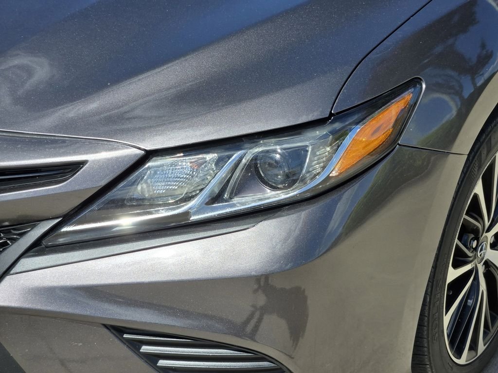 Used 2018 Gray Toyota SE image 5
