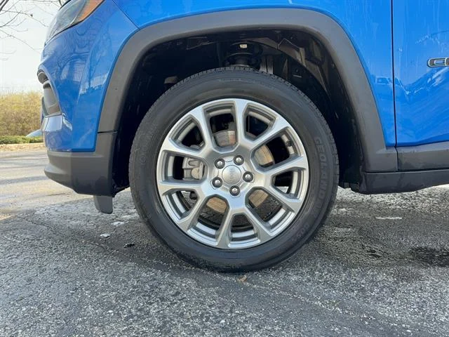 Used 2022 Laser Blue Pearl Coat Jeep Latitude Lux image 9