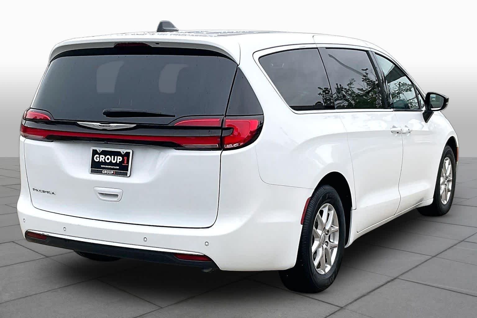 Used 2024 Bright White Clearcoat Chrysler Touring L image 13