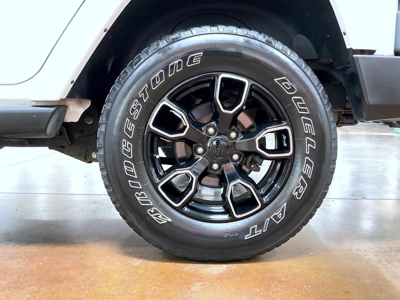 Used 2017 White Jeep Unlimited Sahara image 22