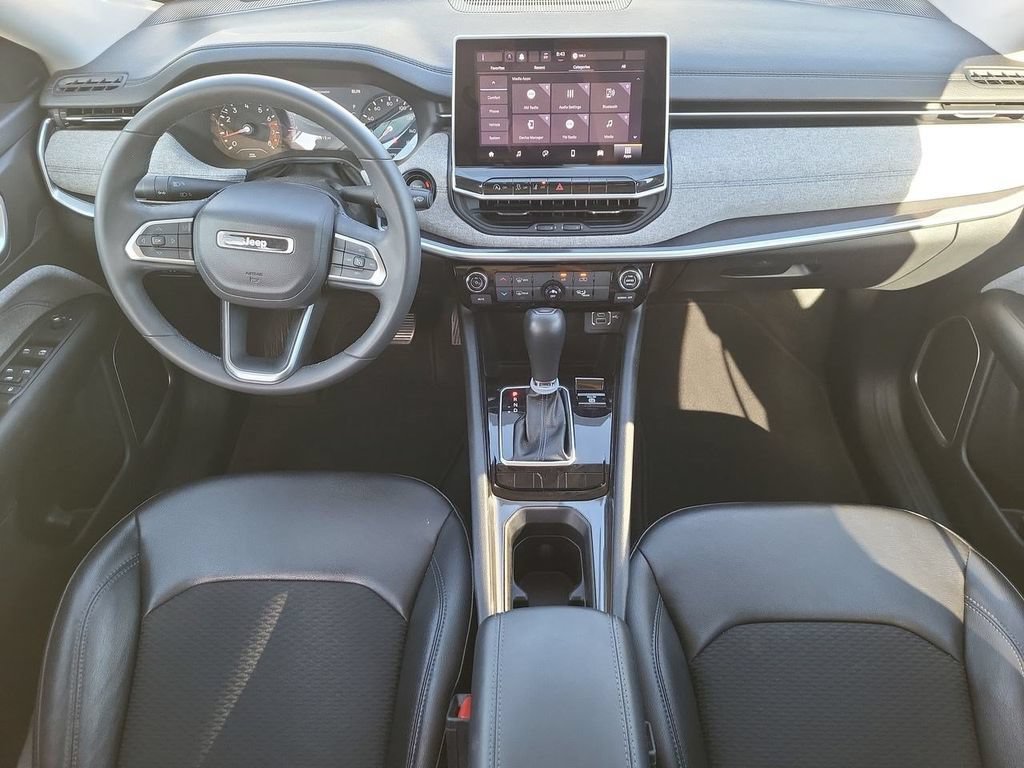 Used 2022 White Jeep Latitude FWD image 25