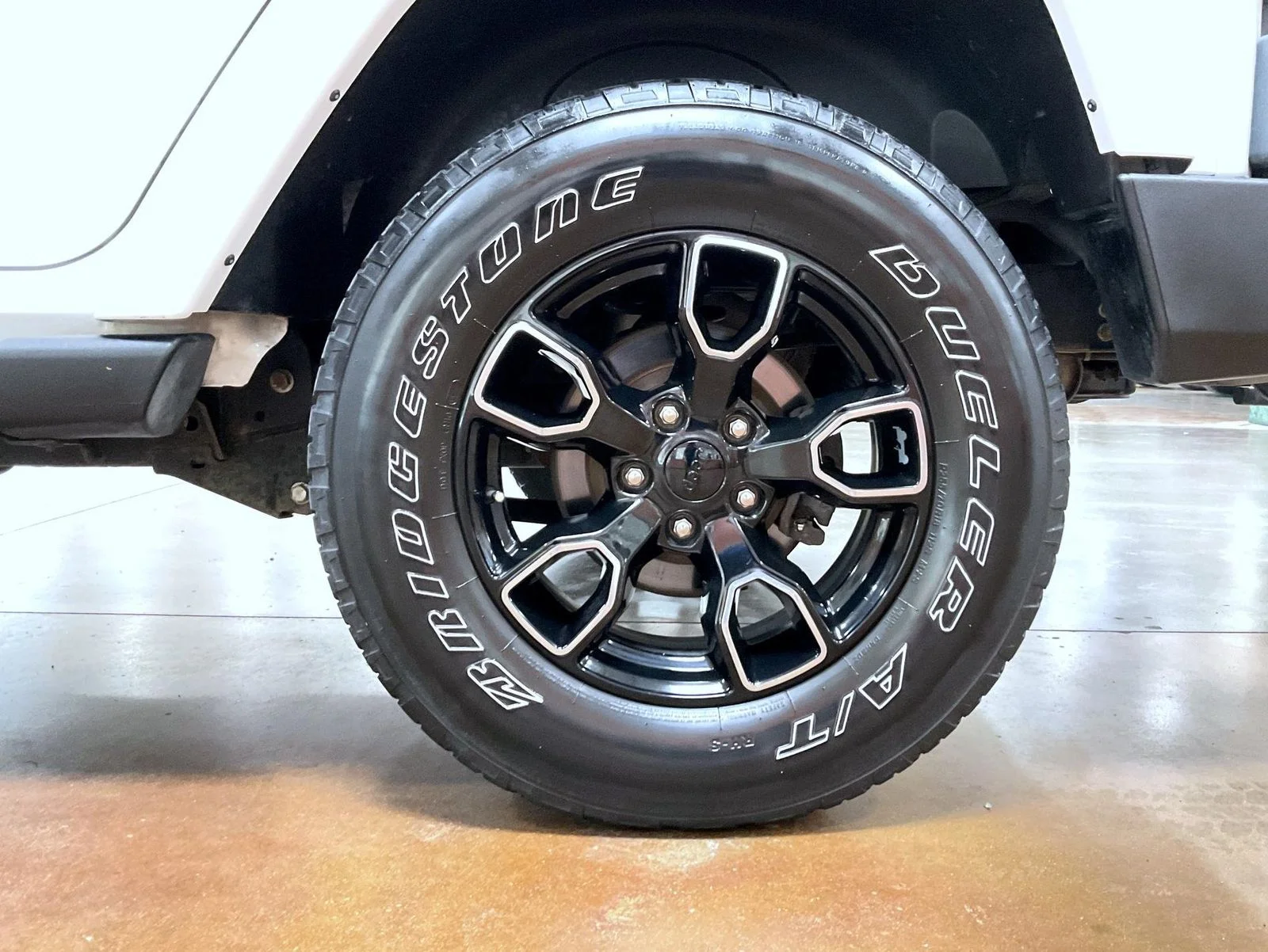 Used 2017 White Jeep Unlimited Sahara image 22