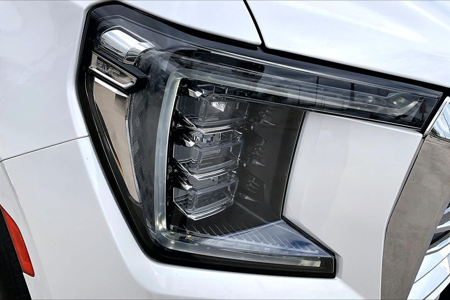 Used 2022 White Frost Tricoat GMC SLT image 28