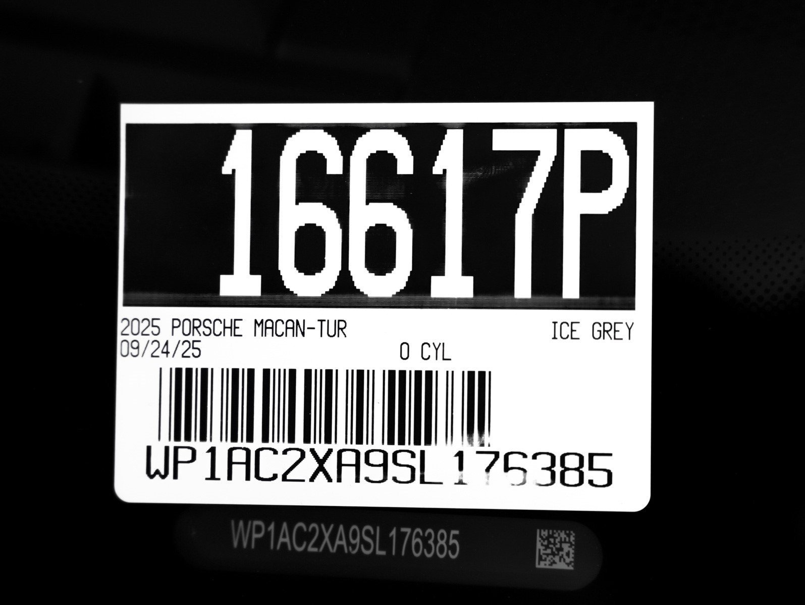 2025 Porsche Macan Turbo Electric - Photo 27