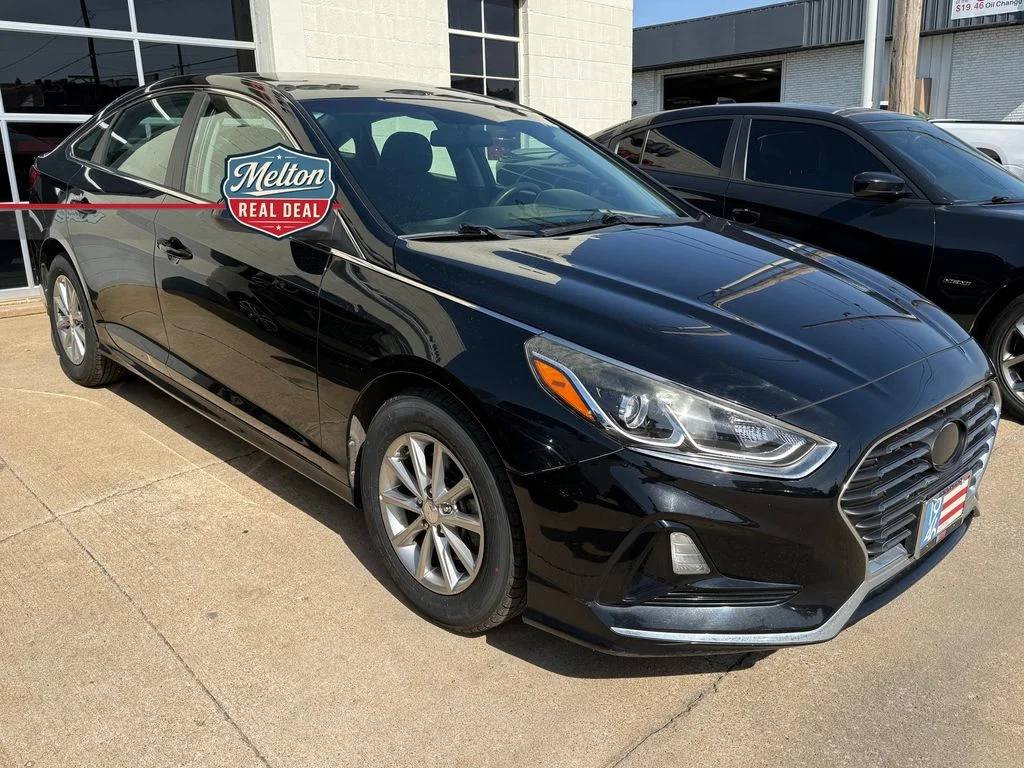 Used 2018 Black Hyundai SE image 10