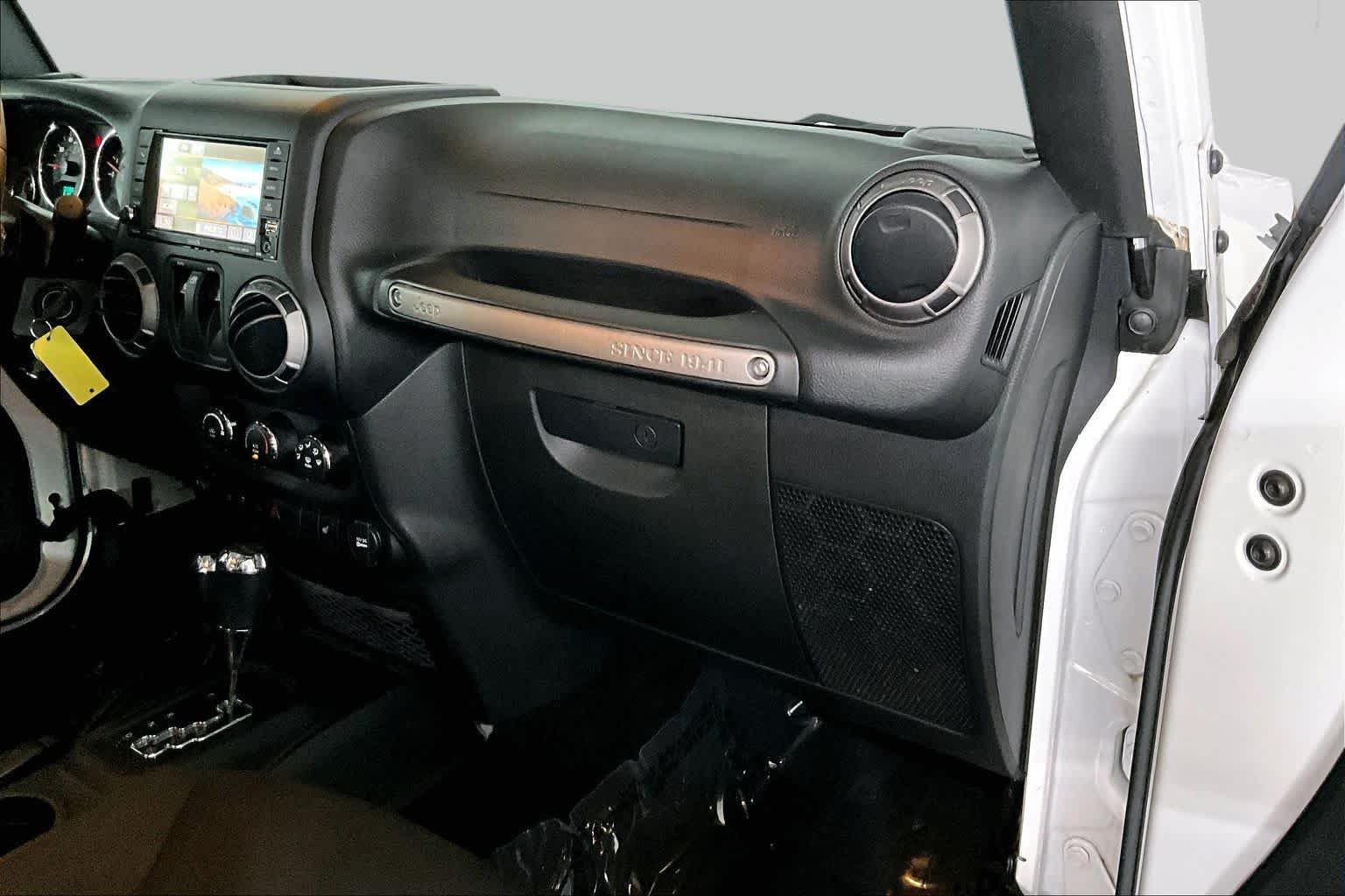 Used 2018 Bright White Clearcoat Jeep Sport S image 19