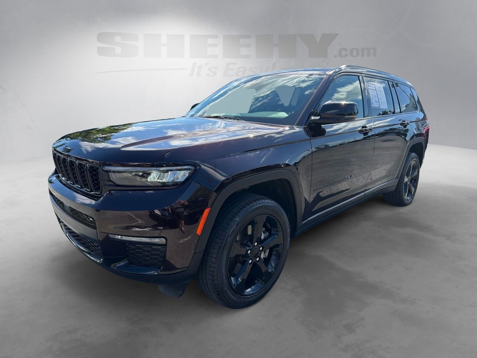 Used 2023  Jeep Limited image 17