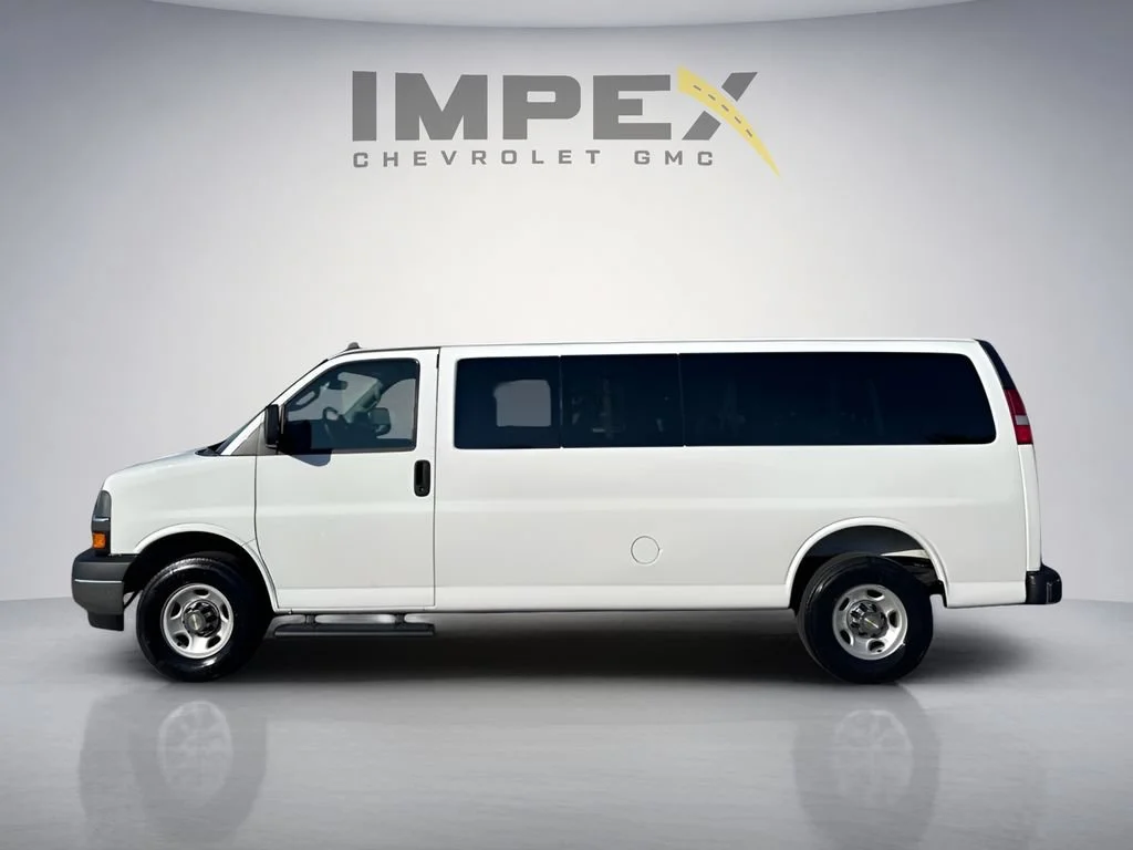 Used 2025 Summit White Chevrolet 1LT image 2