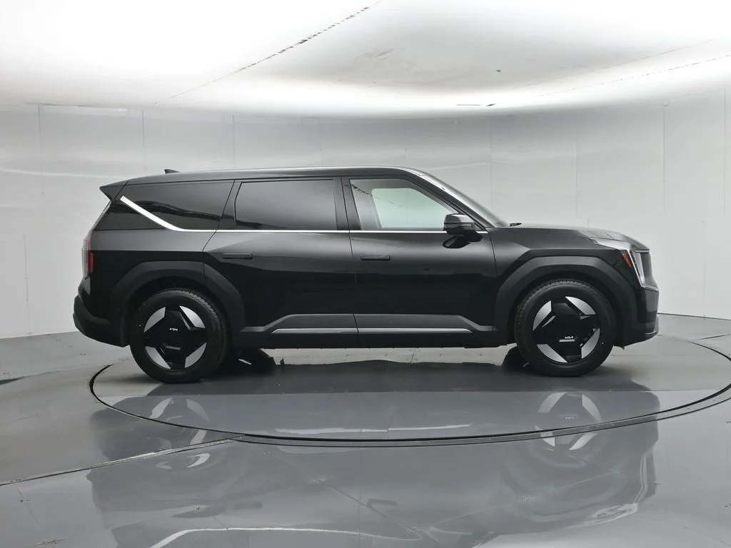 Used 2024 Black Kia Light Long Range image 31