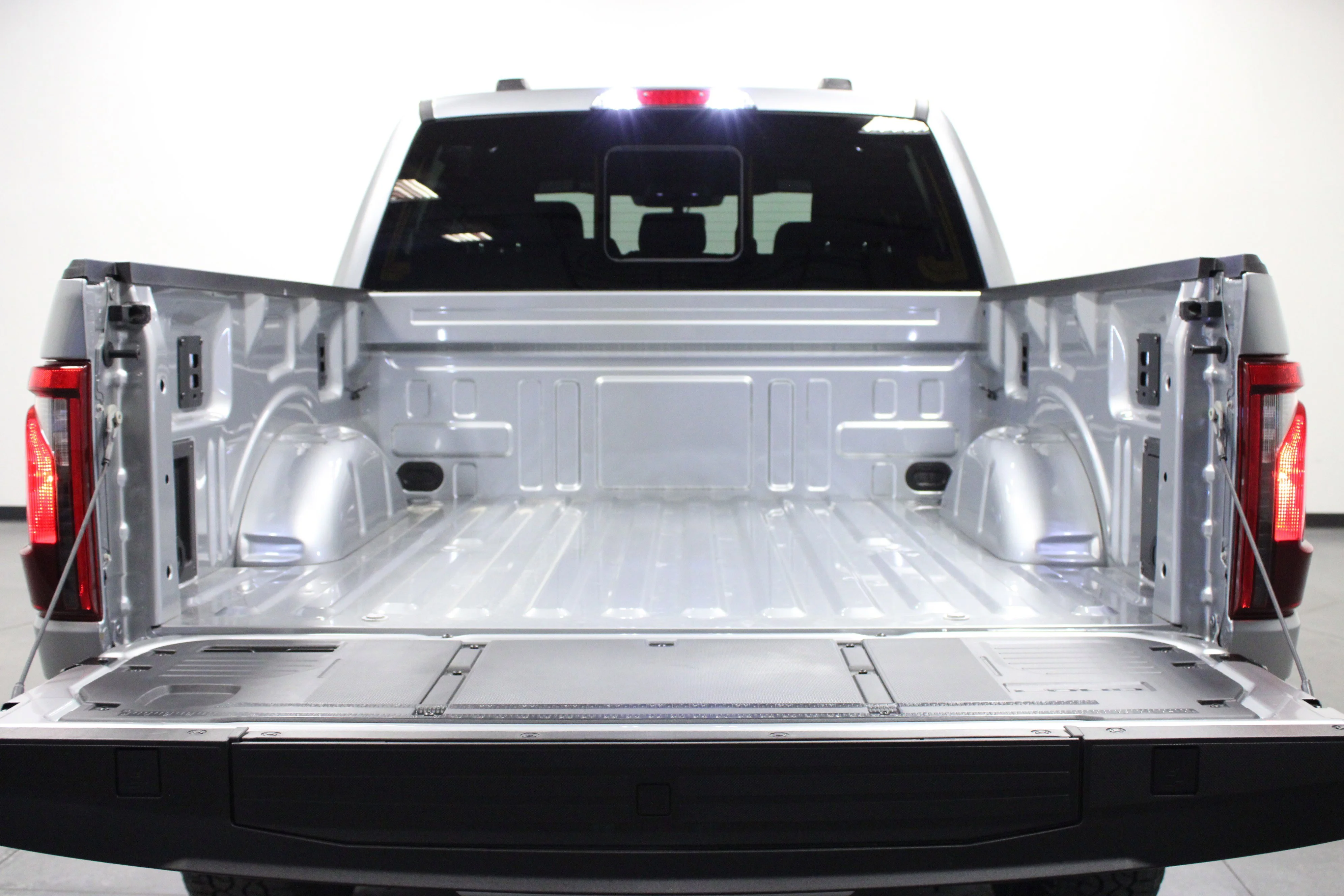 New 2026 Iconic Silver Metallic Ford XLT image 14