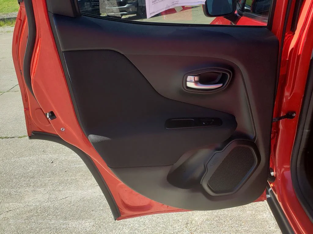 Used 2021 Colorado Red Clearcoat Jeep Latitude image 14