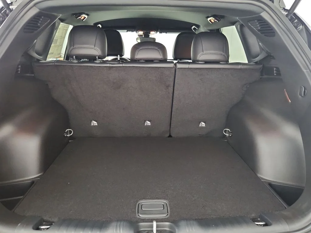 New 2026 Diamond Black Crystal Pearlcoat Jeep Latitude image 29