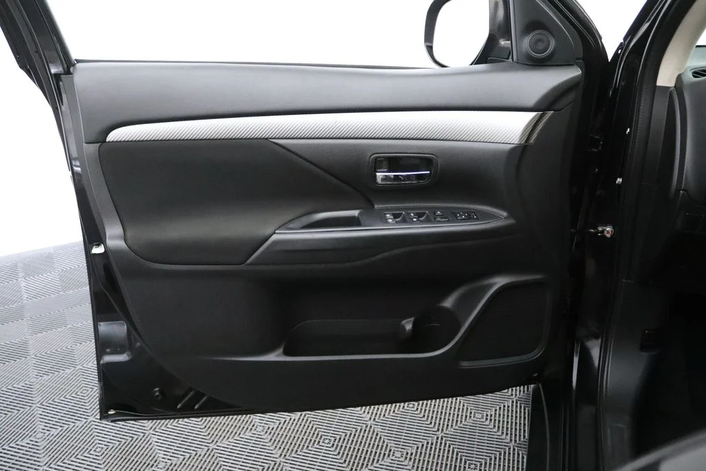 Used 2018 Black Mitsubishi ES image 16