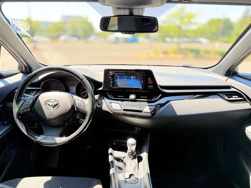 Used 2018 White Toyota XLE Premium image 23