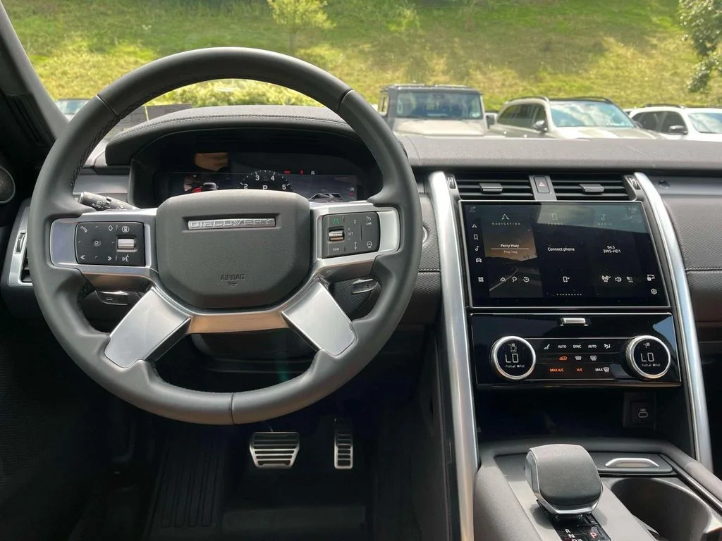 Used 2025  Land Rover Dynamic SE image 18