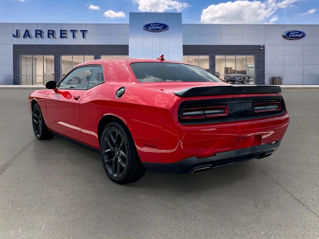 Used 2023 Red Dodge SXT image 3