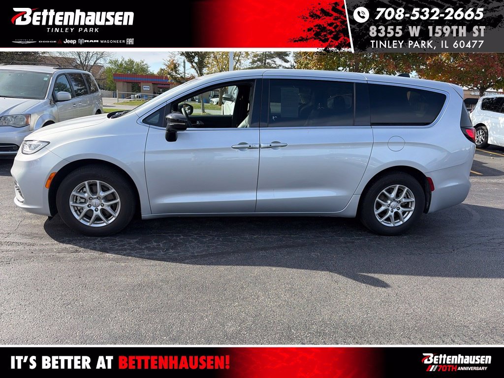 Certified Used 2026 Silver Mist Clearcoat Chrysler Select image 2