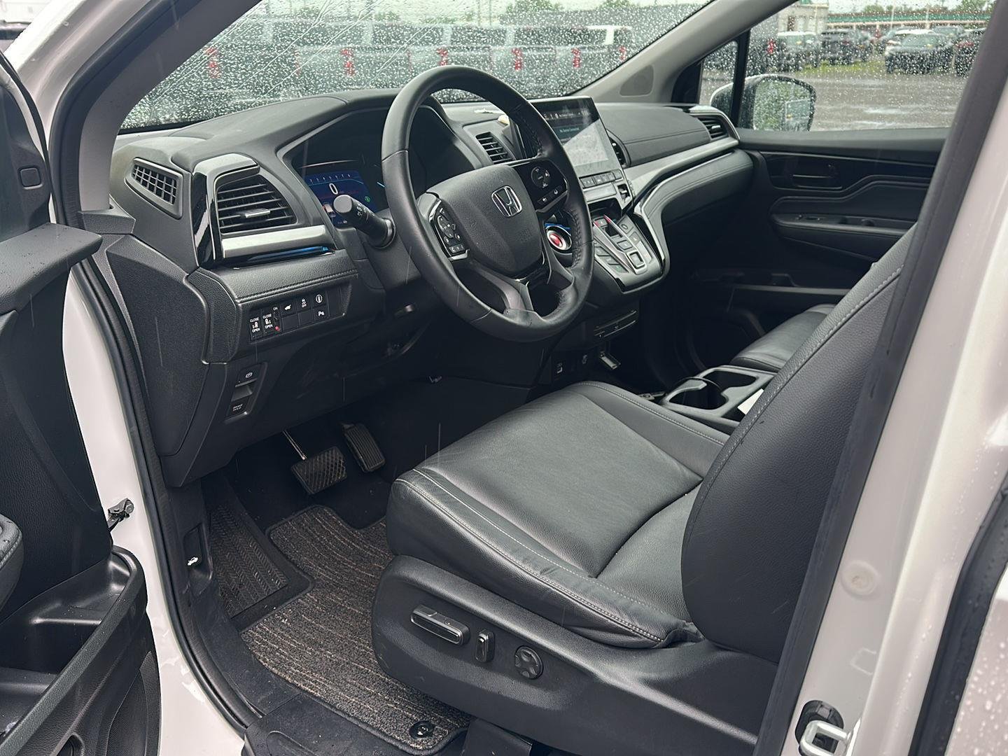 Used 2023 Platinum White Pearl Honda Touring image 9