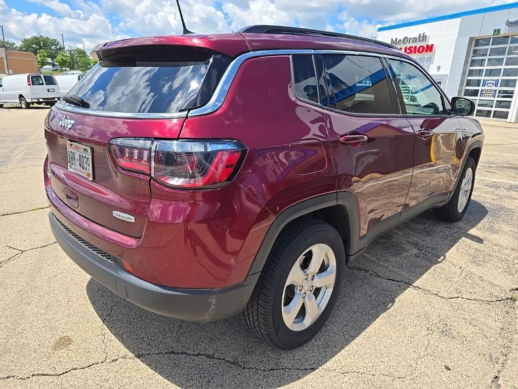 Used 2022 Red Jeep Latitude image 5