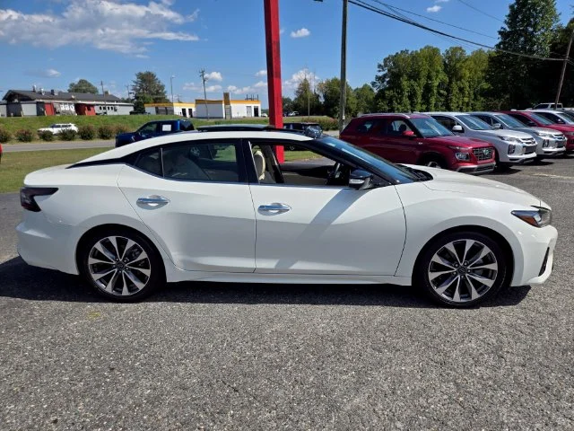 Used 2023 White Nissan Platinum image 9