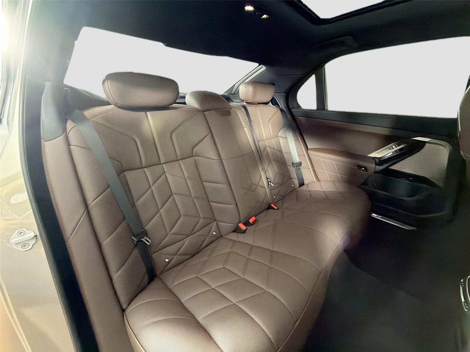 New 2026 Oxide Grey Metallic BMW 750e xDrive image 22