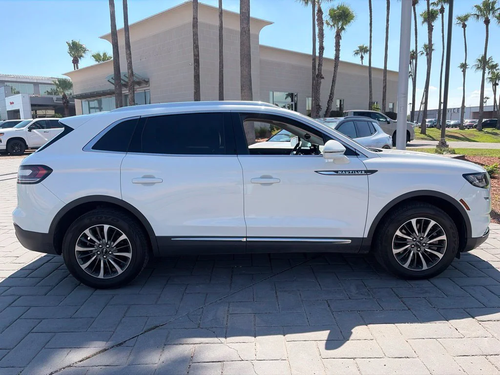 Used 2023 White Lincoln Standard image 3