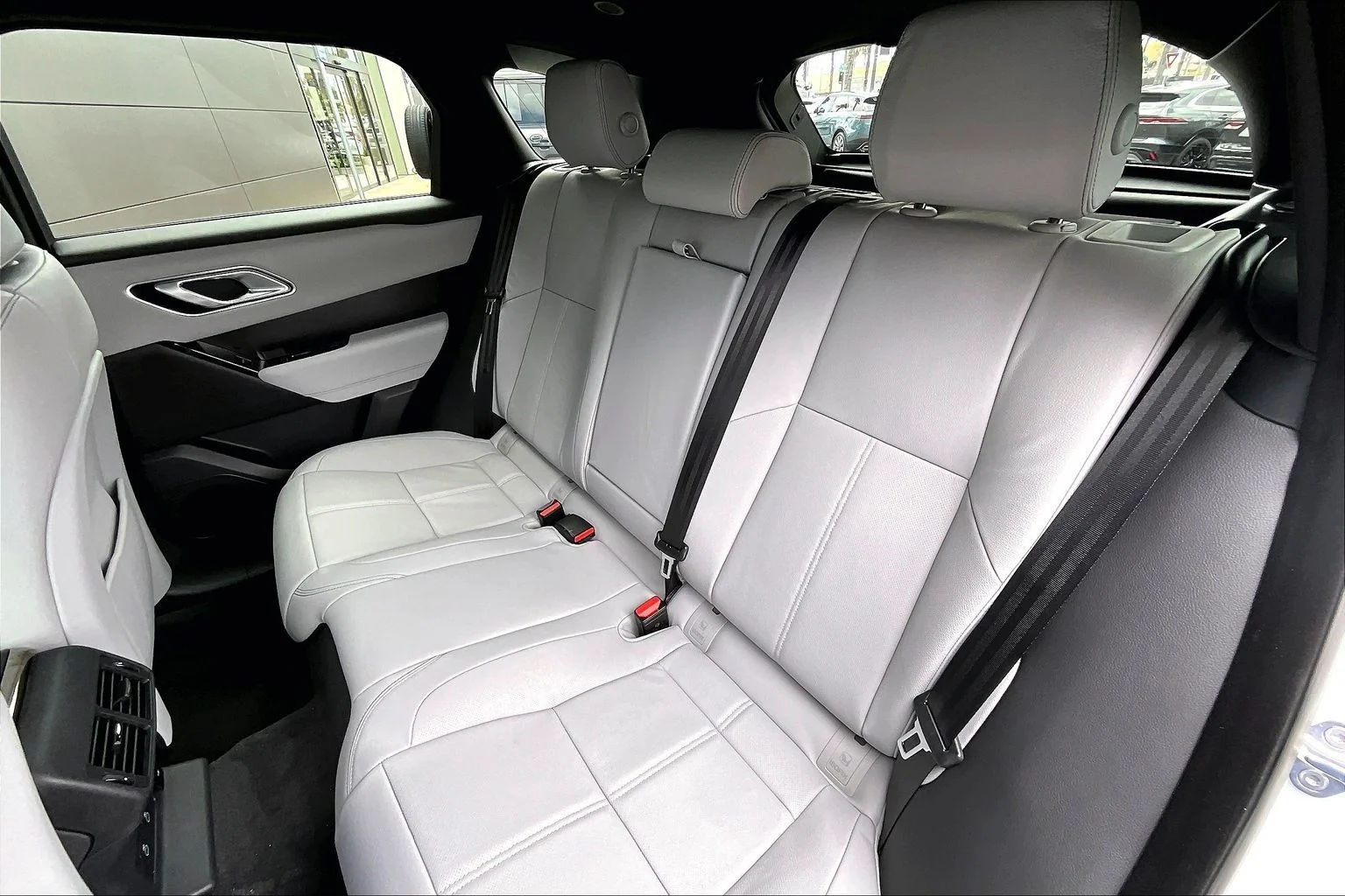 New 2026 Fuji White Land Rover P250 Belgravia Edition image 10