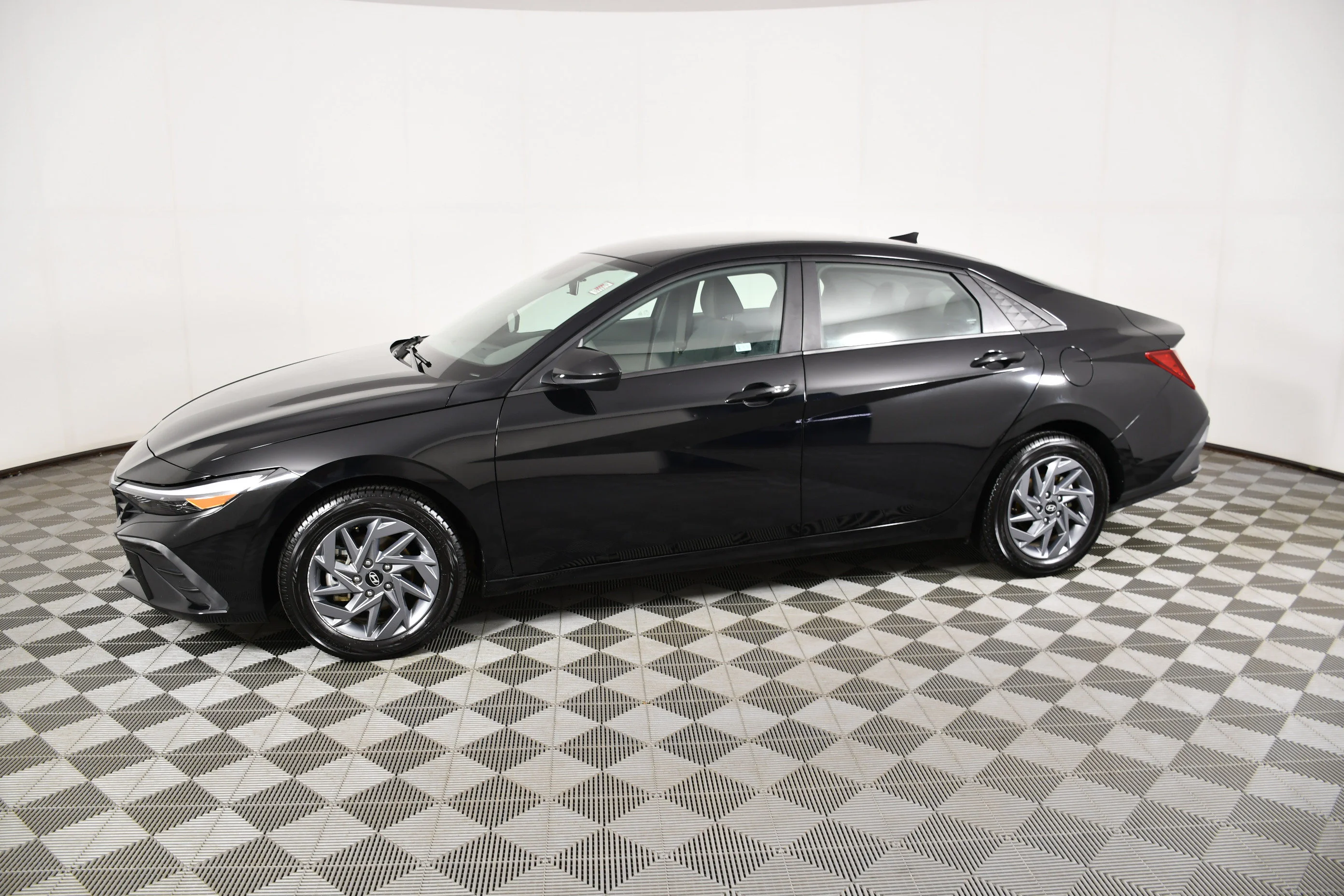 Used 2024 Abyss Black Hyundai SEL image 9