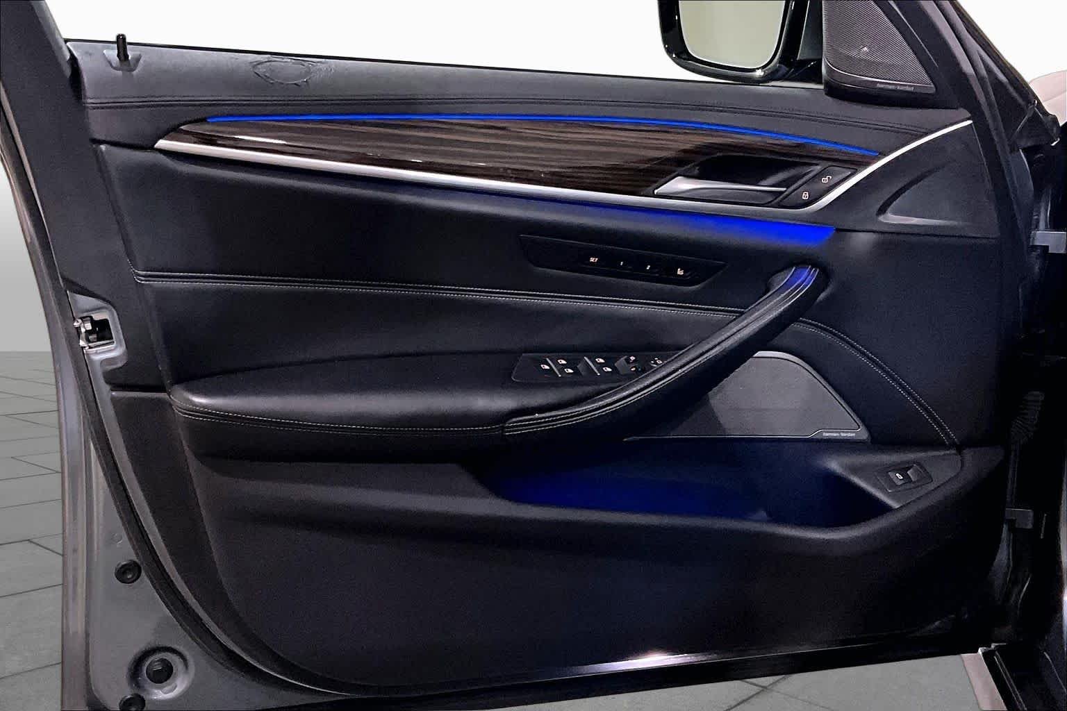 Used 2018 Bluestone Metallic BMW M550i xDrive image 21