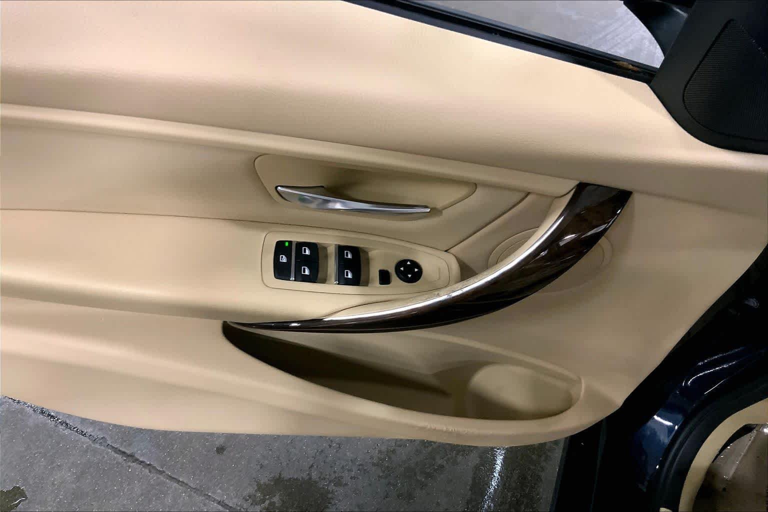 Used 2016 Imperial Blue Metallic BMW 320i xDrive image 36