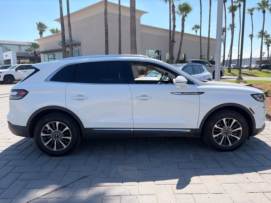 Used 2023 White Lincoln Standard image 3