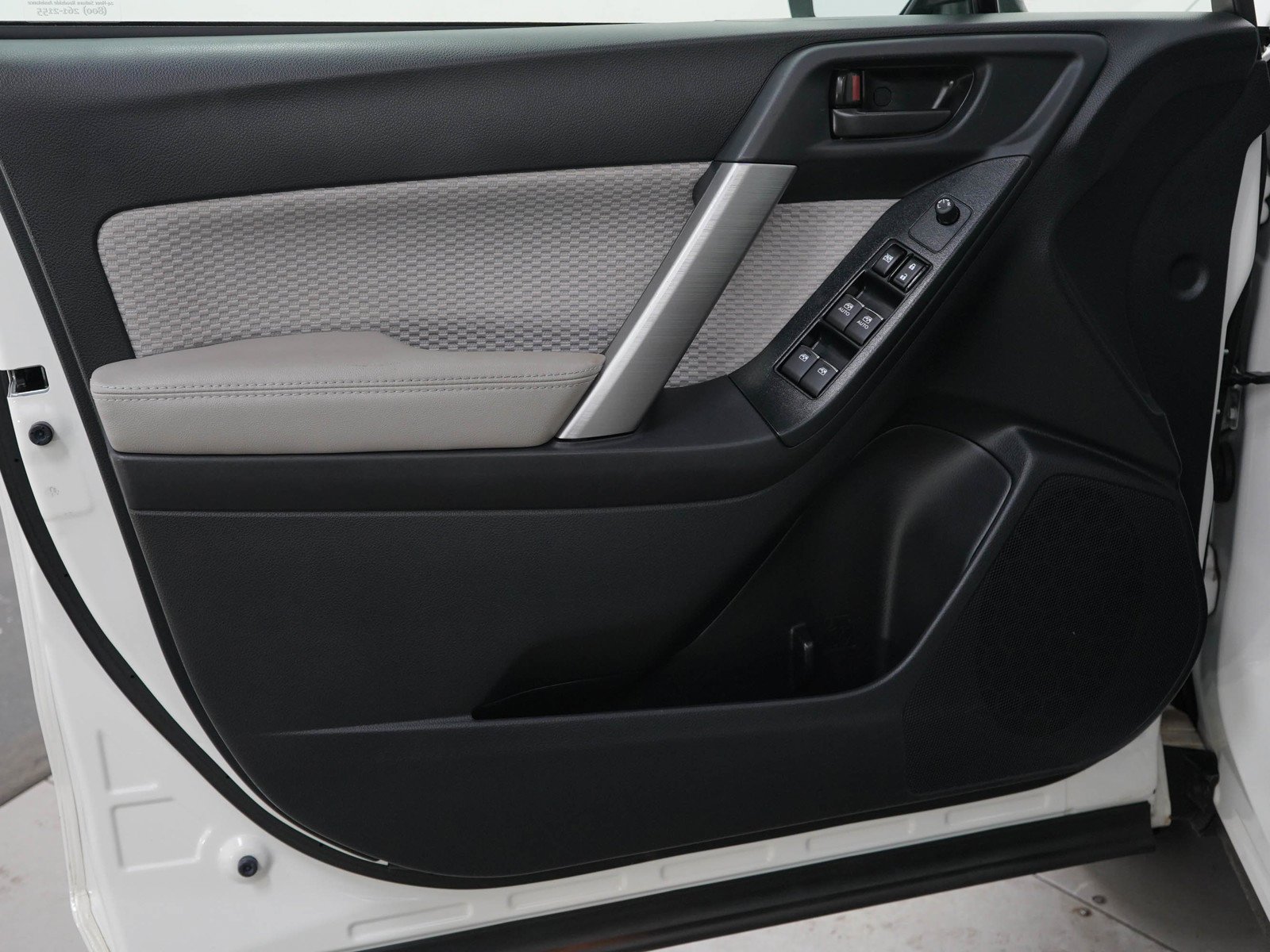 Used 2018 Crystal White Pearl Subaru 2.5i Premium image 21