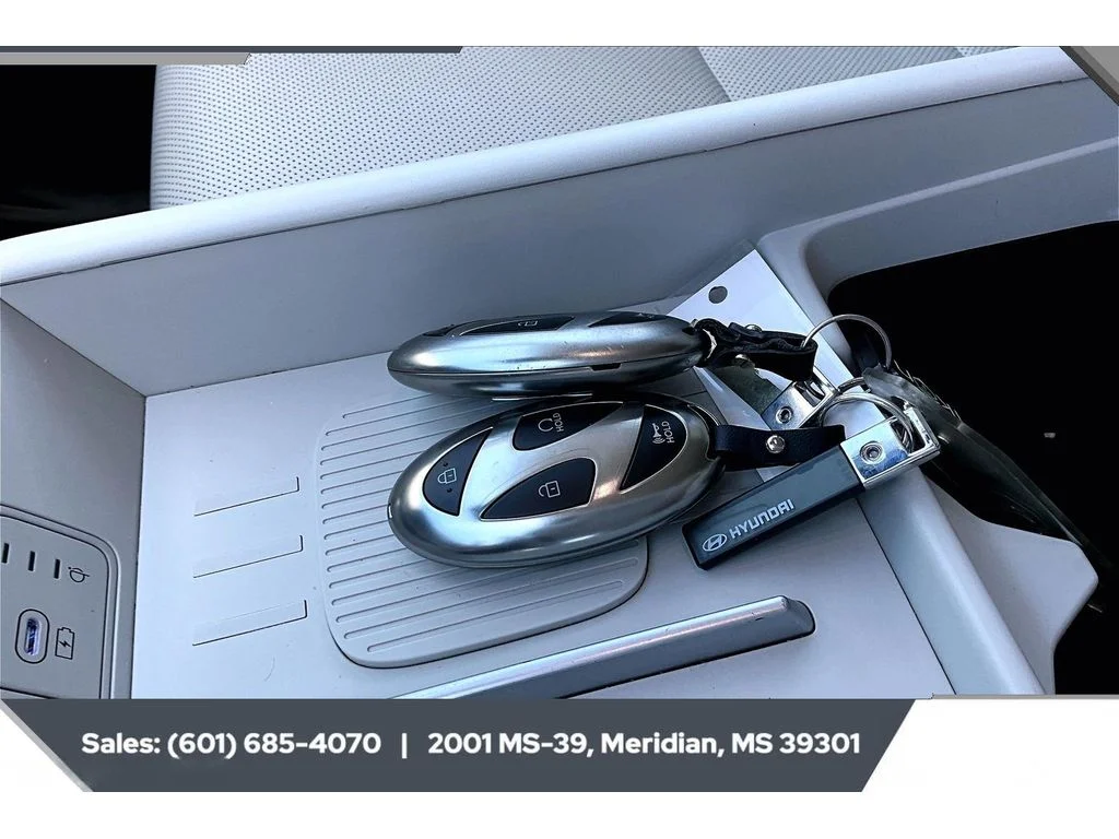 Used 2025 SERENITY WHITE Hyundai SEL image 9