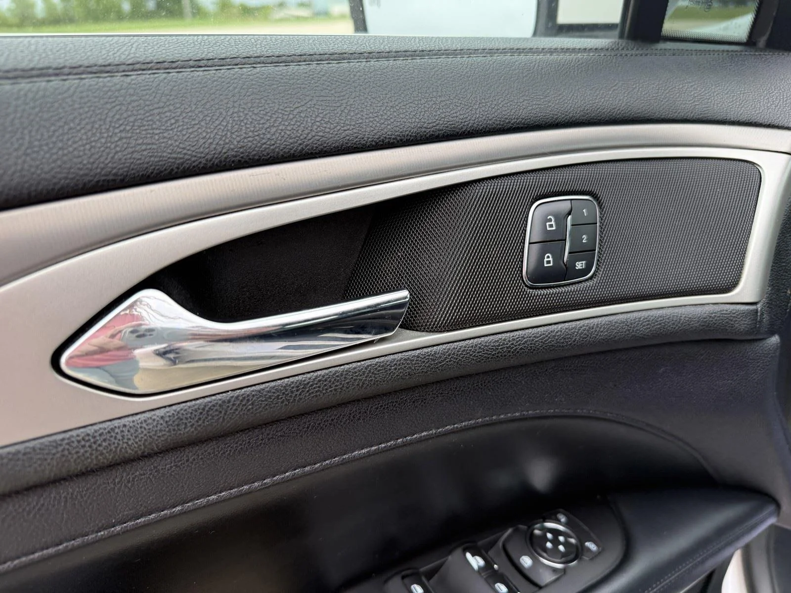 Used 2017  LINCOLN PREMIERE FWD image 11