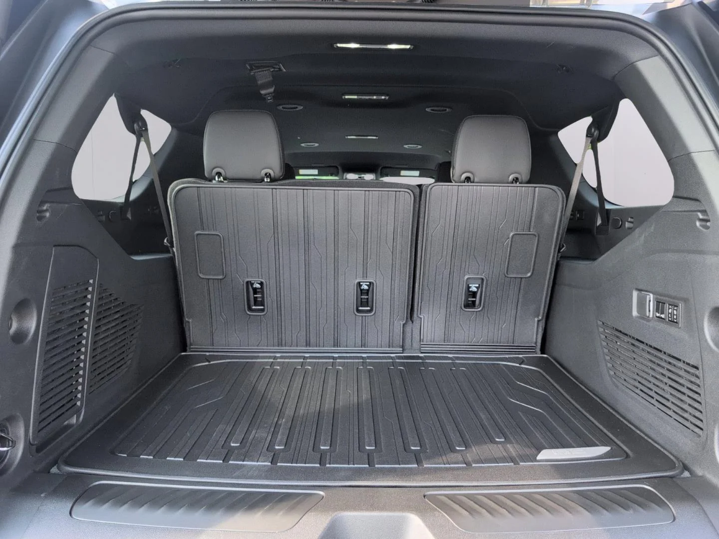 New 2026 Sterling Metallic GMC Elevation image 22