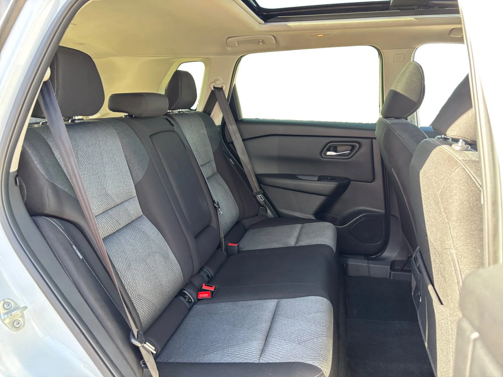 Used 2025 White Nissan SV Moonroof image 18