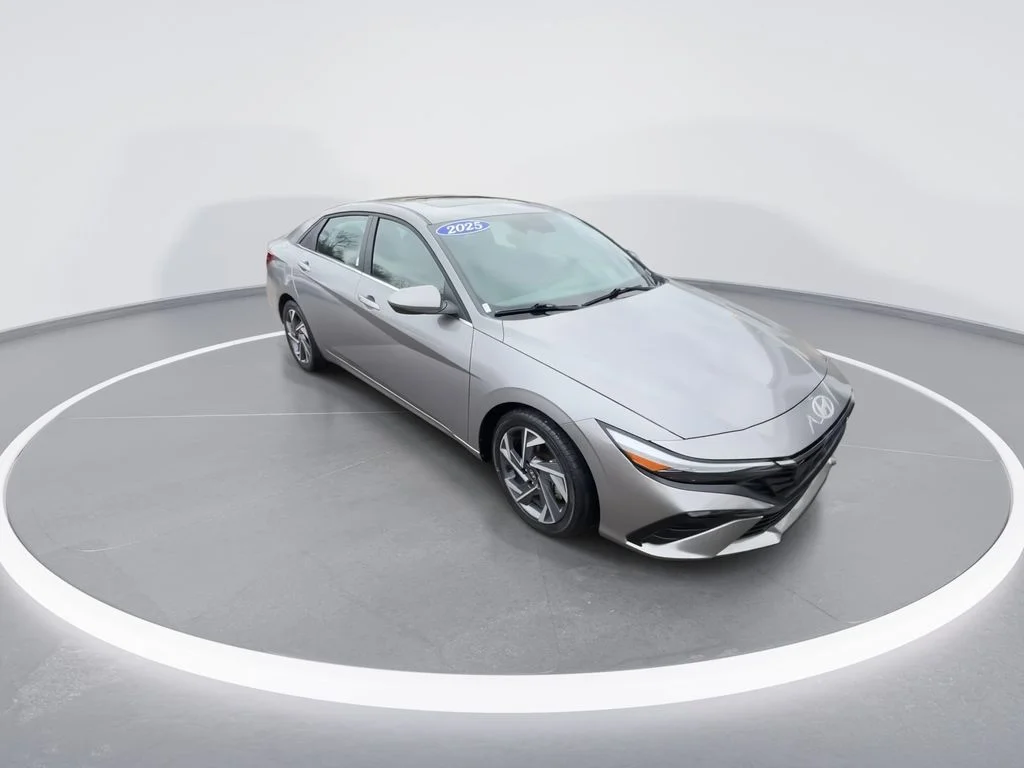 Used 2025 Silver Hyundai SEL Convenience image 2