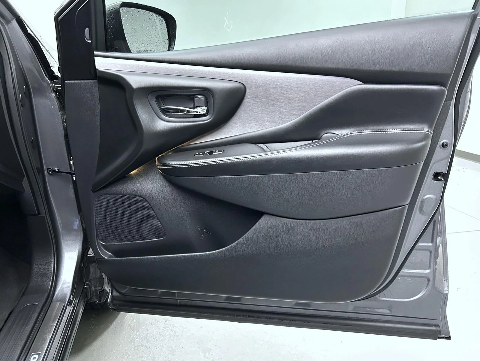 Used 2022 Gray Nissan SL image 16