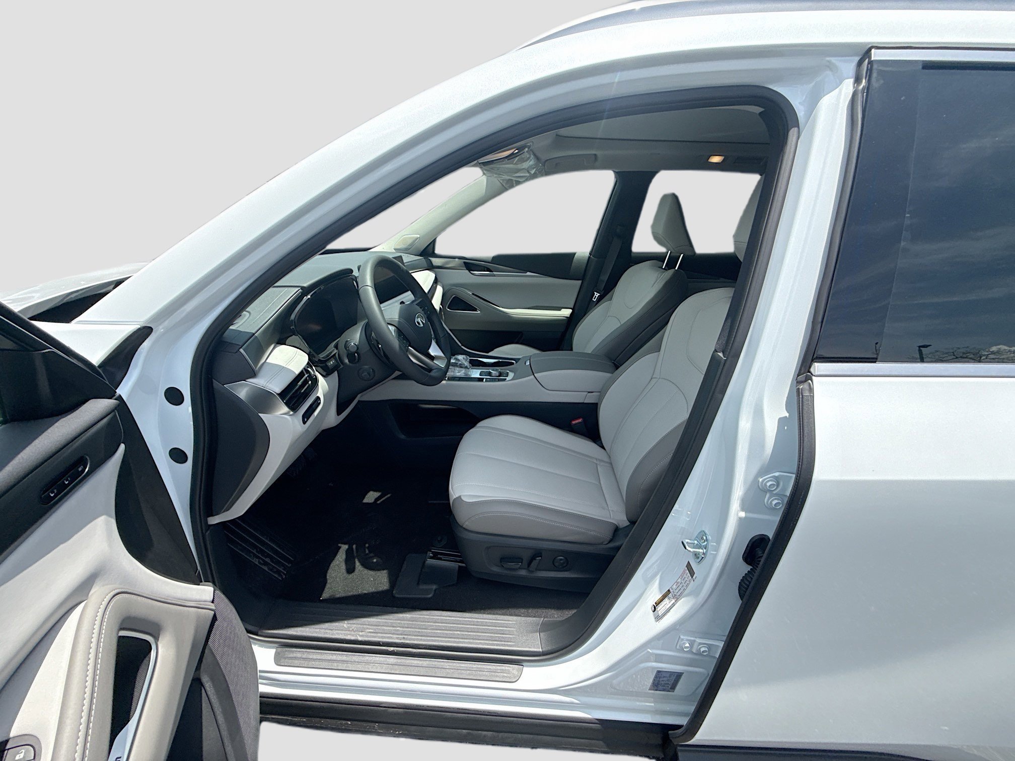 New 2027 RADIANT WHITE INFINITI Luxe FWD image 17