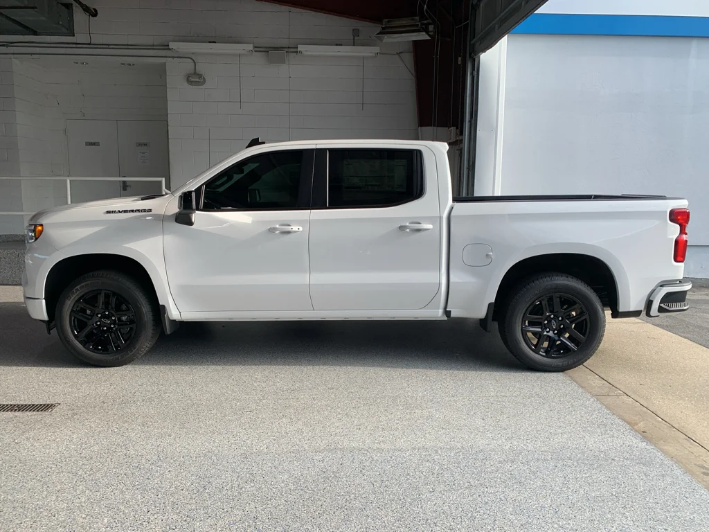New 2026 Summit White Chevrolet RST image 5