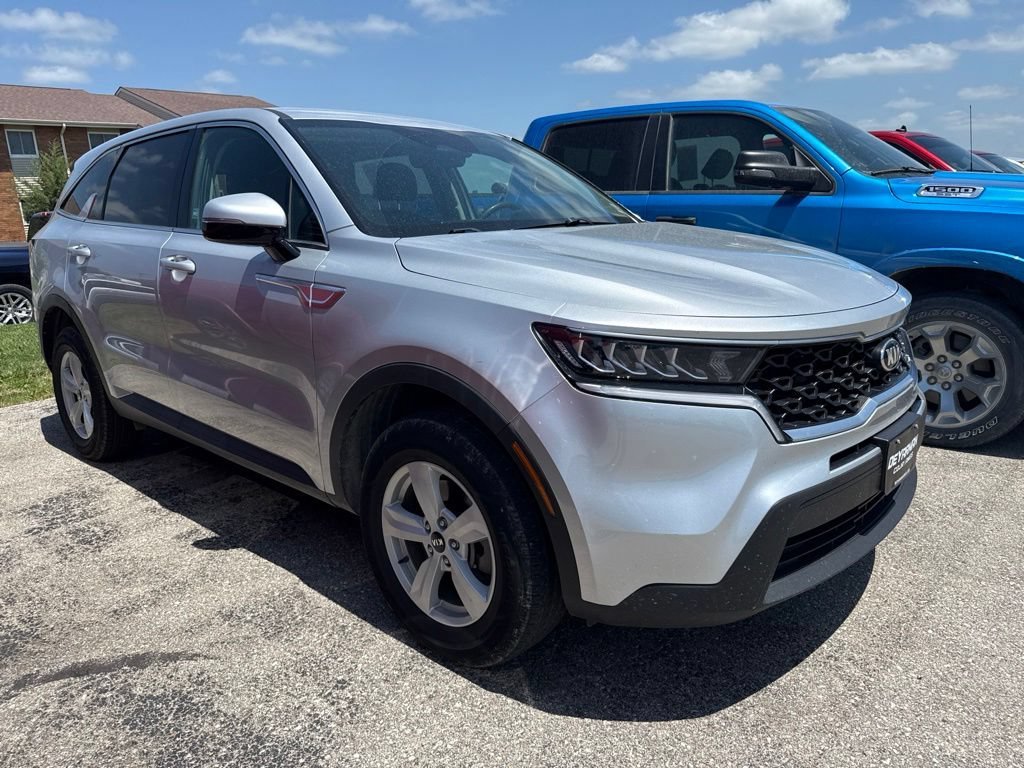Used 2021 Sparkling Silver Kia LX image 1