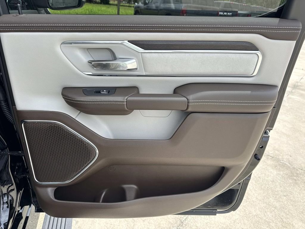 New 2026 Diamond Black Crystal Pearl-Coat Exterior Paint RAM Laramie image 21