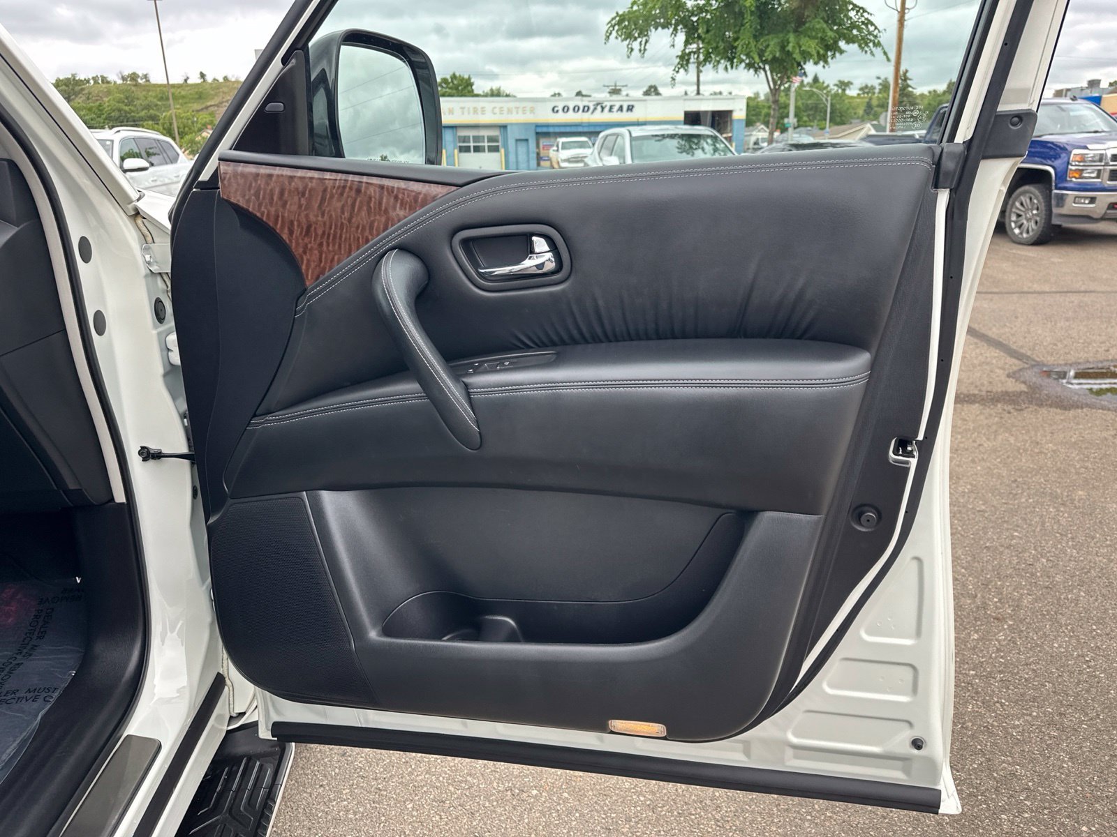 Used 2020 White Nissan Platinum image 44