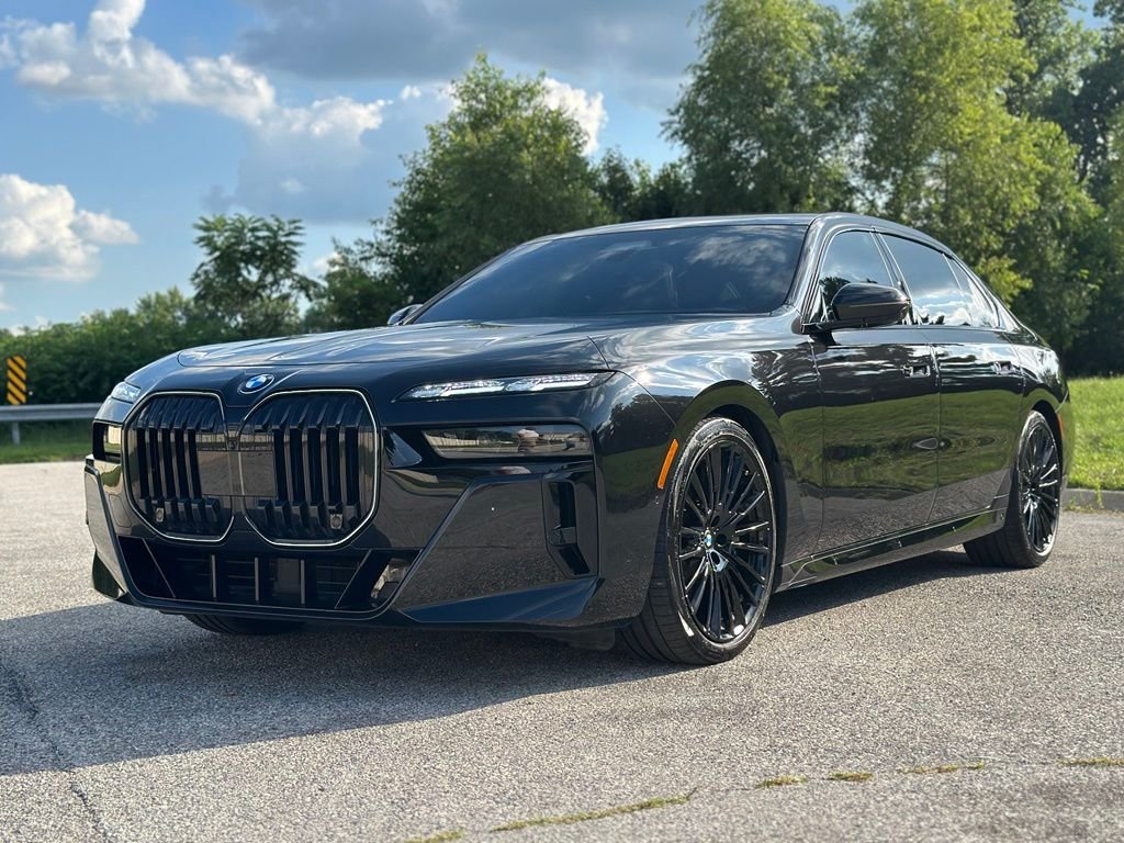 Used 2025 Black BMW 760i xDrive image 3